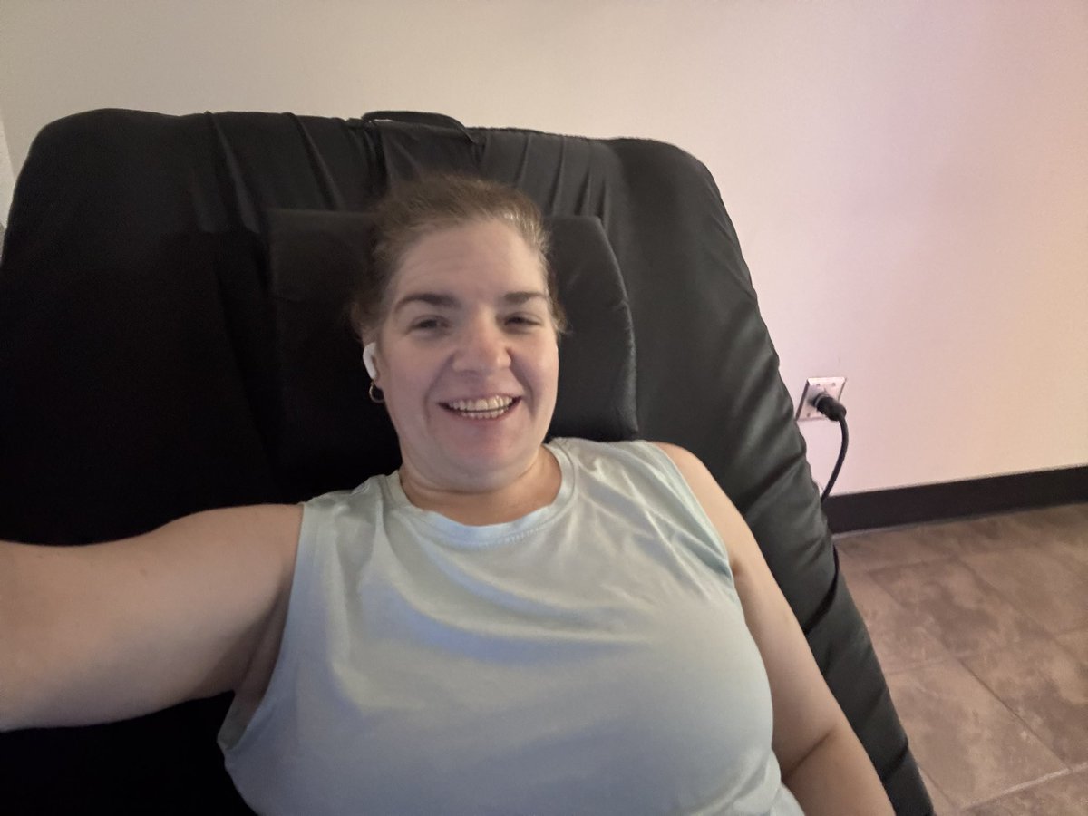 LP1822's tweet photo. Ending my workout of Cheat, Tris, shoulders and cardio 5mins rower and 15mins bike on the hyrdomassage. Feels so nice. No Stoppin Me #ForMeAndOnlyMe #OneDayAtATime https://t.co/tUI0xu6jix