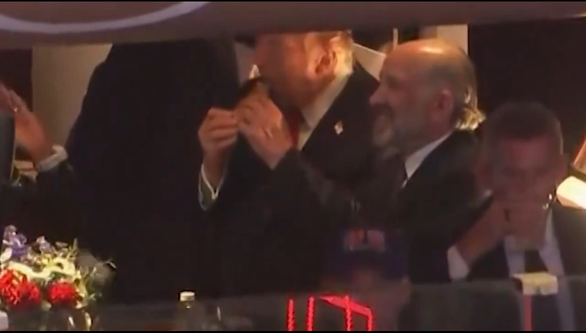 2STARTHEU's tweet photo. @RogerJStoneJr Double fisting huh, Howard recognizes that grip https://t.co/YdSnb1lSIU