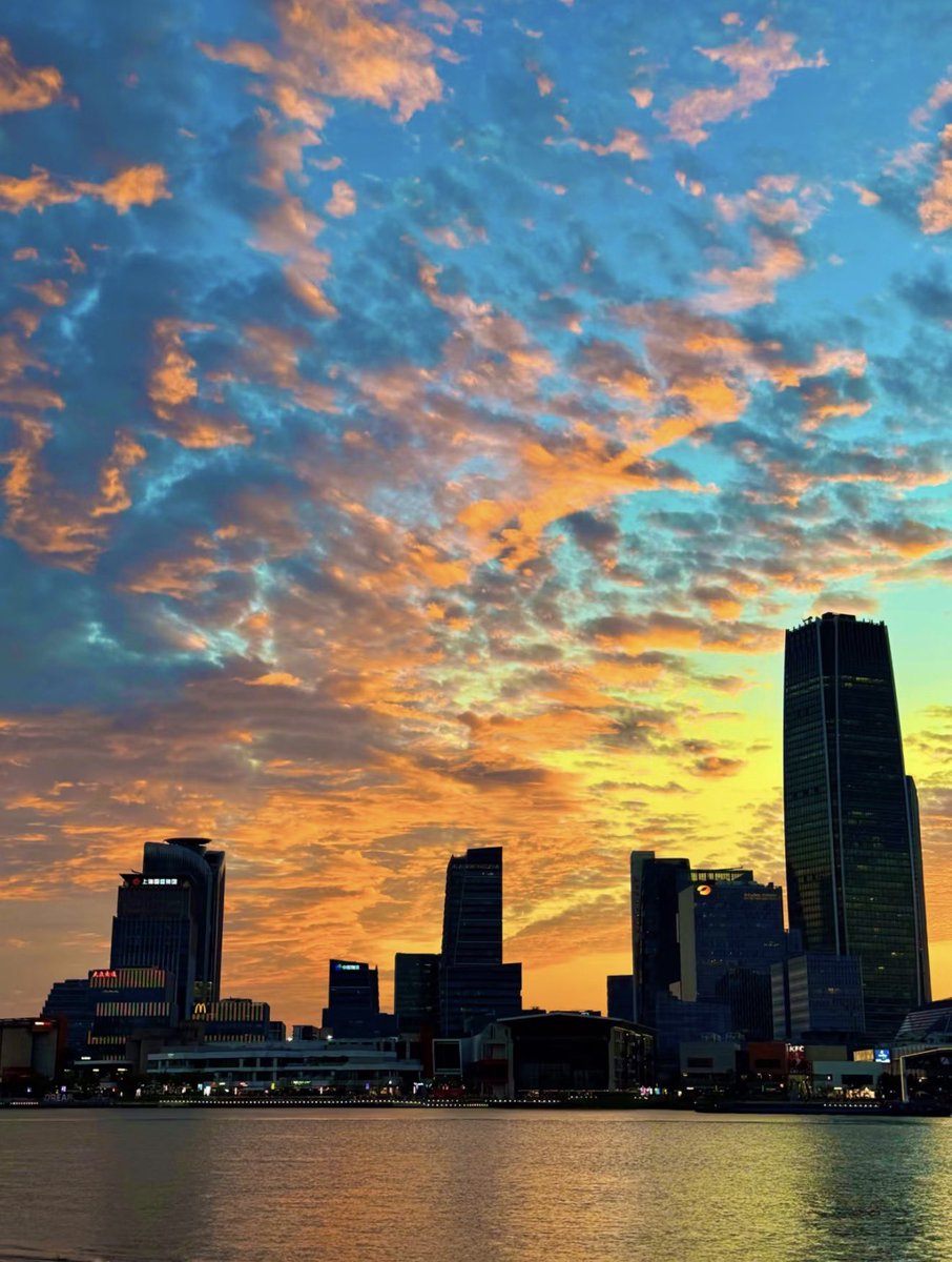 watermelon's tweet photo. Today Caleb’s official birthday event kicked off in Shanghai. It really does feel like the whole world is celebrating — because wdym the skies in Shanghai also looked like this https://t.co/9r1nbWe3og