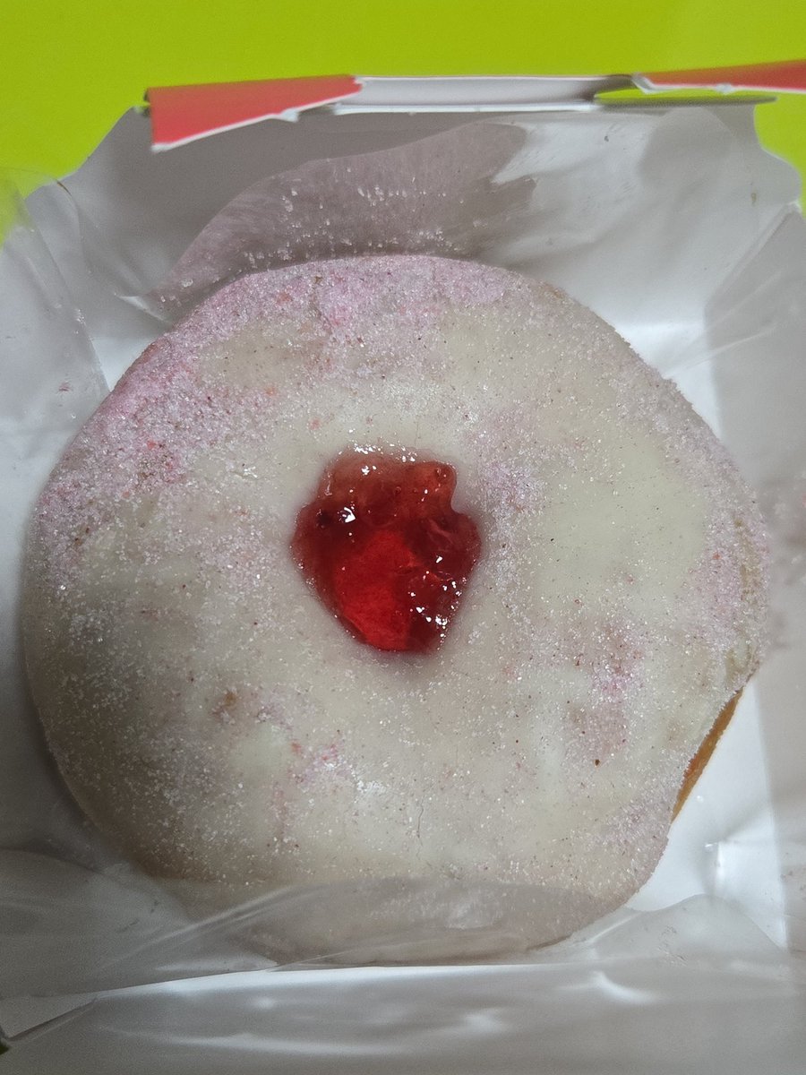 maro_go's tweet photo. #ミスド の人気商品、 #もっちゅりん いちご買えたー！

パッケージの時点でかわいすぎて、食べる前にちょっと見つめ合ってしまった。

開けたら白いもちもち生地に粉砂糖きらきら、
真ん中のいちごフィリングがつやつやで完全にご褒美。

これほん��にドーナツなん…？うまー！
ちなみに岡山のミスタードーナツで買いましたー！