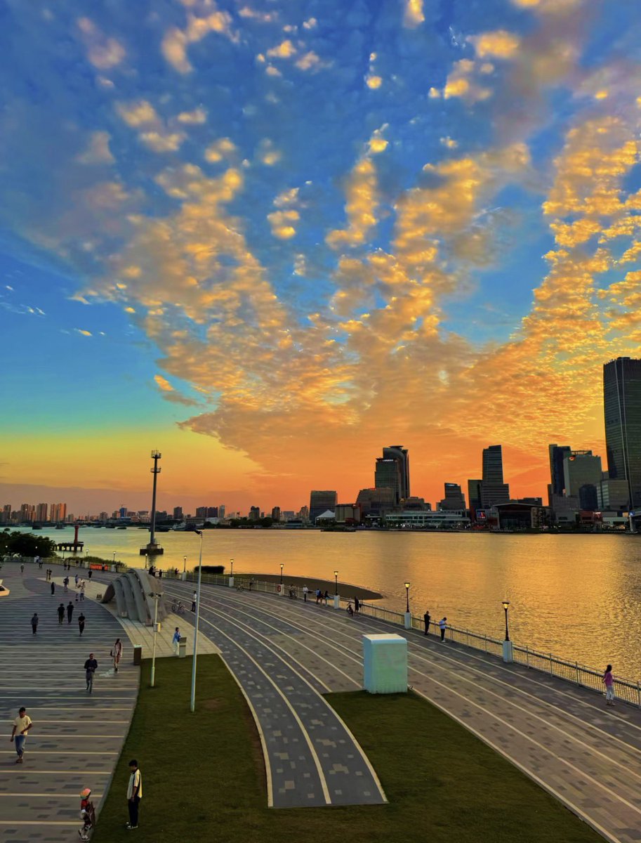 watermelon's tweet photo. Today Caleb’s official birthday event kicked off in Shanghai. It really does feel like the whole world is celebrating — because wdym the skies in Shanghai also looked like this https://t.co/9r1nbWe3og