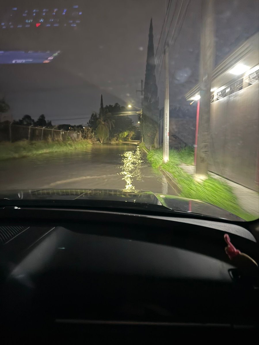 erickpartida's tweet photo. @siapagdl ¿Cuántas temporadas de lluvias más tendrán que pasar para que se atienda este problema?
Jilguero Sur y Coyula, en Paseos de Tonalá, vuelve a inundarse por la insuficiencia del drenaje y el colapso de alcantarillas. Ya existen daños a vehículos y riesgos para vecinos. https://t.co/eTgFjyleoX