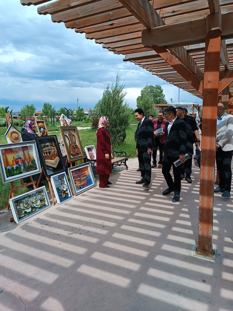 agrihalkegitimi's tweet photo. Ağrı Halk Eğitimi Merkezi olarak Aile ve Nüfus On Yılı kapsamında ilimizde düzenlenen Aile Festivaline katılım sağladık.Vali Yardımcımız Sayın Tarık Buğra Seyhan ‘a ve protokol üyelerine teşekkürlerimizi sunuyoruz .

@OnderBozkurt_  @hasan_kokrek @mebhbogm @kasimihsanpolat https://t.co/LYuyKn2YBV