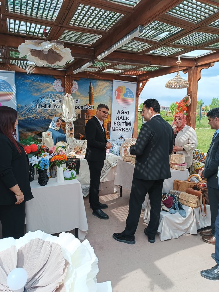 agrihalkegitimi's tweet photo. Ağrı Halk Eğitimi Merkezi olarak Aile ve Nüfus On Yılı kapsamında ilimizde düzenlenen Aile Festivaline katılım sağladık.Vali Yardımcımız Sayın Tarık Buğra Seyhan ‘a ve protokol üyelerine teşekkürlerimizi sunuyoruz .

@OnderBozkurt_  @hasan_kokrek @mebhbogm @kasimihsanpolat https://t.co/LYuyKn2YBV