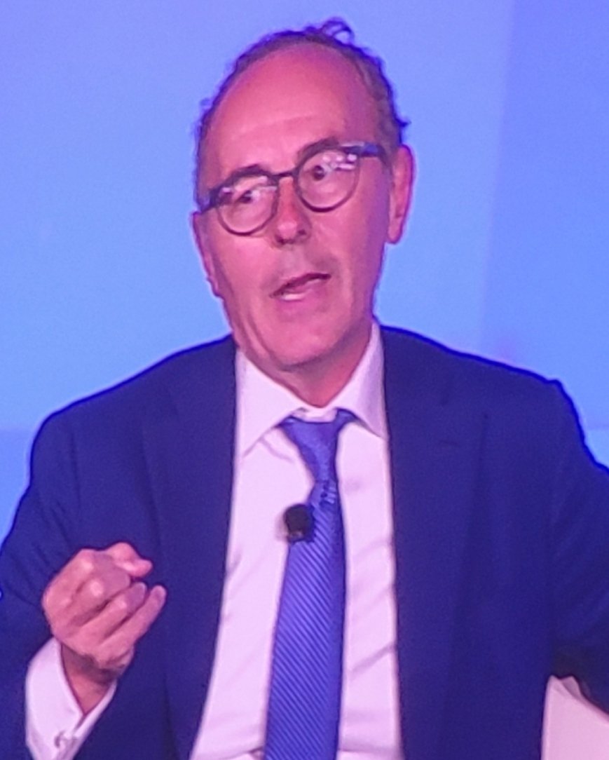 Dollarlogic's tweet photo. "Show of hands, who thinks Congress will fix Social security by 2033 (when the fund depletes)?"

<< 500 investment advisors, no ✋️>>

Jan Van Eck, CEO, @vaneck_us at @ICI ETF conference https://t.co/ZAD8ppndaA