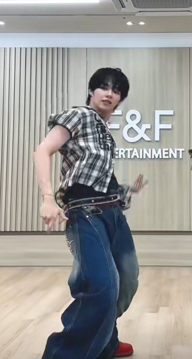 askyline02's tweet photo. Ahhh ang gwapo so cool 😎

𝙁𝙡𝙮 𝙪𝙥 w/ #AHOF #제이엘 #FLAREU #플레... https://t.co/gkxuCSVI86 https://t.co/nXGCkgwTxU