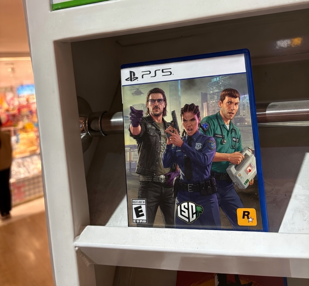 _LSConfidential's tweet photo. Un fan a été surpris de trouver une copie  de LSC dans un Micromania, avant de découvrir qu’il s’agissait en réalité d’un boîtier promotionnel vide !

On sait que la hype est à son comble lorsque des copies physiques sont déjà en rayon avant même l’ouverture.

#GTAVI #GTAV #fivem https://t.co/IYgtX838XF