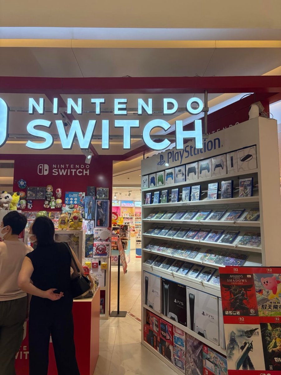 _LSConfidential's tweet photo. Un fan a été surpris de trouver une copie  de LSC dans un Micromania, avant de découvrir qu’il s’agissait en réalité d’un boîtier promotionnel vide !

On sait que la hype est à son comble lorsque des copies physiques sont déjà en rayon avant même l’ouverture.

#GTAVI #GTAV #fivem https://t.co/IYgtX838XF