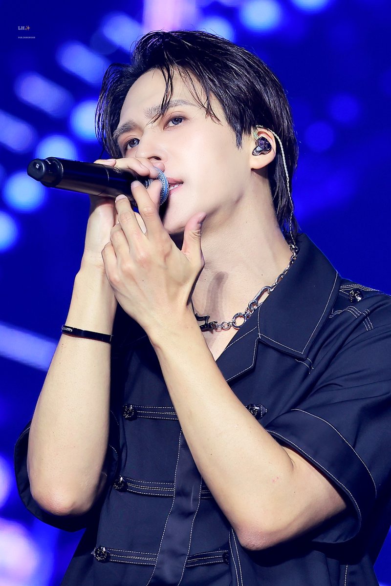 LIGHTHOUSE_66's tweet photo. 260607 위버스 콘서트 #동운 💜

좋아하는 깐머, 눈썹, 속눈썹, 눈, 엄지뼈, 아랫니가 한프레임에... ㄷㄷ
#하이라이트 #HIGHLIGHT #비스트 #BEAST 
#손동운 #SONDONGWOON @beastdw https://t.co/9L1w5OtMwW