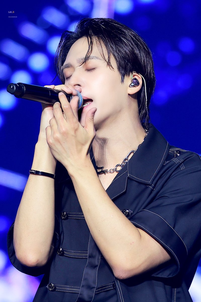 LIGHTHOUSE_66's tweet photo. 260607 위버스 콘서트 #동운 💜

좋아하는 깐머, 눈썹, 속눈썹, 눈, 엄지뼈, 아랫니가 한프레임에... ㄷㄷ
#하이라이트 #HIGHLIGHT #비스트 #BEAST 
#손동운 #SONDONGWOON @beastdw https://t.co/9L1w5OtMwW