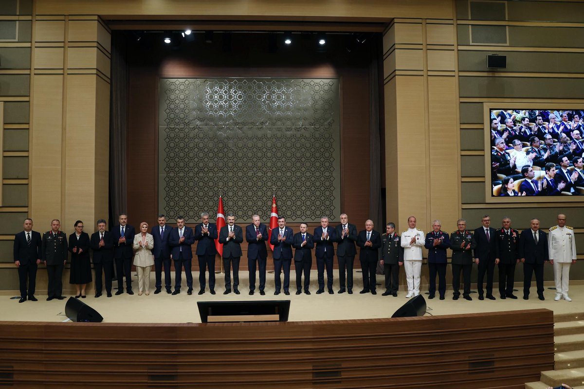 mustafaciftcitr's tweet photo. Muhterem Cumhurbaşkanımız @RTErdogan'ın teşrifleriyle gerçekleştirilen Millî Güvenlik Konferansları Açılış Töreni’ne katıldık.

Zat-ı Devletlerinin ortaya koyduğu vizyon doğrultusunda; millî güvenliğimizi ilgilendiren her meseleyi, değişen tehdit ve risk alanlarını bütüncül bir anlayışla değerlendirmeyi sürdürüyoruz.

Muhterem Cumhurbaşkanımızın ifade ettiği gibi; “Terörsüz Türkiye süreci, bir güvenlik politikasının ötesinde ülkemizin yeni yüzyılına ilişkin stratejik bir devlet vizyonunun adıdır.”

Aziz milletimizin huzuru, devletimizin bekası ve Türkiye Yüzyılı hedeflerimiz doğrultusunda; millî güvenliğimizi her alanda tahkim etmeye, Büyük ve Güçlü Türkiye idealini hep birlikte gerçekleştirmeye devam edeceğiz.
