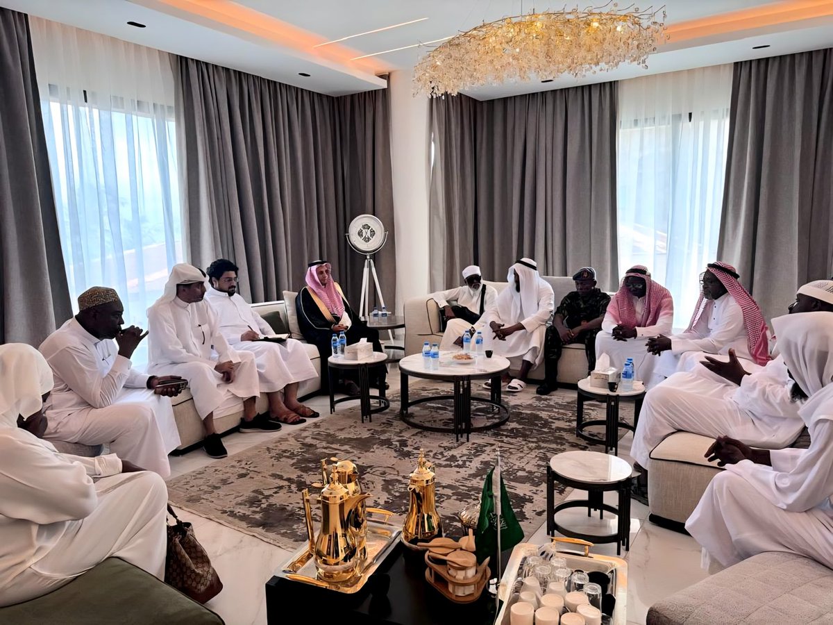 Ksaembassysl's tweet photo. استقبل سعادة السفير سعود آل مساعد اليوم بمقر السفارة كلٌ من الحاج مرتضى سيساي، رئيس لجنة الحج في جمهورية سيراليون وكذلك الحاج إبراهيم باري، الأمين العام للمجلس الإسلامي الأعلى في سيراليون وعددًا من ضيوف برنامج خادم الحرمين الشريفين للحج، وذلك عقب عودتهم من أداء مناسك الحج. https://t.co/scoD4yXg5U