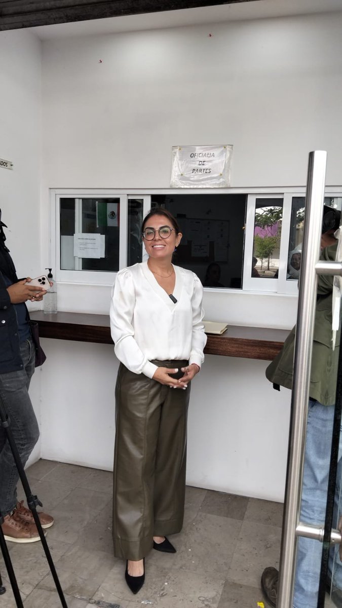 dk1250's tweet photo. Mirelle Montes integrante del comité directivo del @PAN_Jalisco presento una denuncia por actos anticipados de campaña de Mirza Flores y la alcaldesa Verónica Delgadillo, ante el instituto electoral y de participación ciudadana.
⌨️ @DK_GOOS
#RadioramadeOccidente https://t.co/YfKbB78bx6