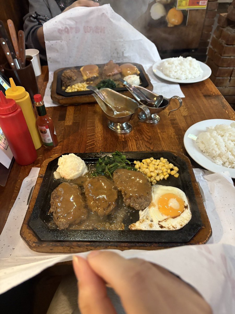 trouble_mate's tweet photo. 【#とらぶるにっき🚀】
6月9日(火)🌥️☂️
こんばんはみつきです😎✨
今日にっこりたくさん嬉しいことがあったから幸せにねれるな〜( т т )
でも最近また夜遅くまで起きちゃってたから
明日も諸事情で早めに寝たいけど無理矢理おのれを眠りにつかせる方法ってありますかね❓
ドカ食い気絶ですかねやっぱり😵
ハンバーグ↓

💛@mate_mitsuki_
