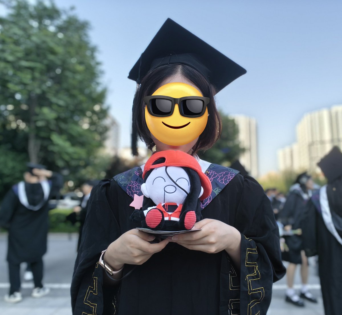 0awN5tar's tweet photo. Yixi and I graduated together!👐💥❤️✨ https://t.co/V8Bqrso1rp