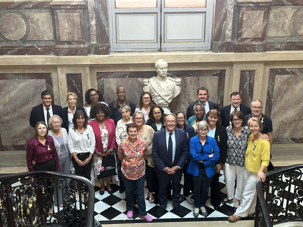 pierre_bedier's tweet photo. Toutes mes félicitations aux collaborateurs du Département @Les_Yvelines, récipiendaires de la médaille d’honneur. Cette distinction salue leur engagement pérenne au service des Yvelinois. #CD78 https://t.co/5HGuLhwYVi