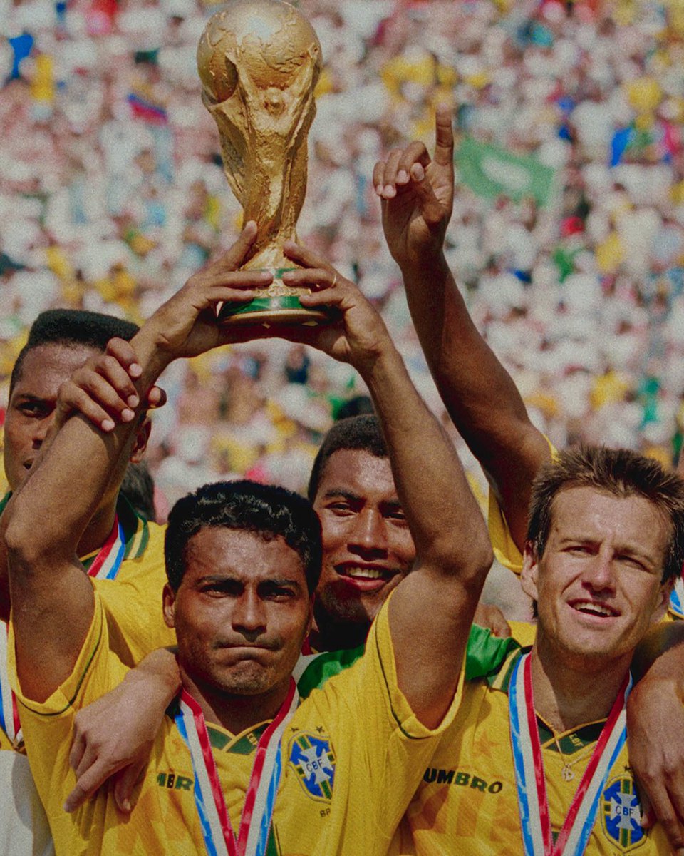 NetflixBrasil's tweet photo. ✅ 24 anos sem vencer...

✅ EUA como país sede...

✅ Seleção desacreditada

...assim foi o TETRA em 1994!!!

🇧🇷 O documentário Tetra: Acreditar de Novo já está disponível e cheio de imagens inéditas do campeonato de 1994! https://t.co/nSqM0LahdW