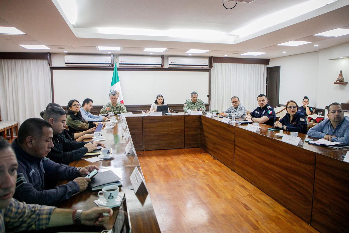 indira_vizcaino's tweet photo. Esta mañana presidí la reunión diaria de la Mesa de Coordinación Estatal para la Construcción de Paz y Seguridad en Casa de Gobierno.

▫️Dimos seguimiento al comportamiento de la incidencia delictiva en los municipios de Colima y Manzanillo, considerados prioritarios en la Estrategia Nacional de Seguridad, analizando el comportamiento de los delitos registrados y su relación con los operativos preventivos realizados en esas demarcaciones.

▫️También revisamos el parte delictivo registrados en las últimas 24 horas y los eventos relevantes reportados por las corporaciones estatales y federales, para fortalecer las estrategias de coordinación y atención.

▫️Las instituciones locales realizaron 4 detenciones en la última jornada por delitos contra la salud y por violencia intrafamiliar, quienes fueron puestos a disposición del Ministerio Público.

Trabajando de manera coordinada y constante avanzamos con mayor velocidad en la recuperación de la tranquilidad y en la construcción de entornos más seguros para las y los colimenses.