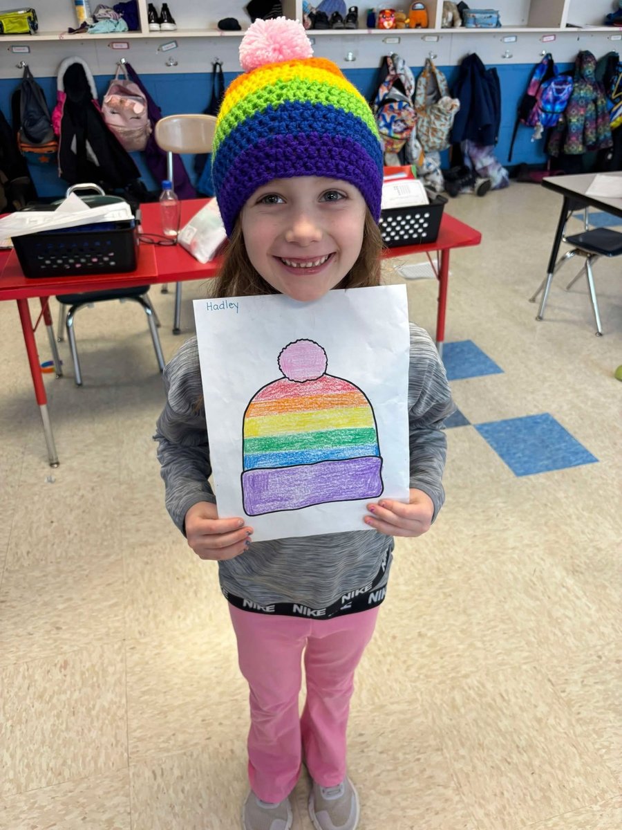 ceciarmy's tweet photo. Esta profesora pasó sus vacaciones escolares convirtiendo los dibujos de sus alumnos en gorros reales. https://t.co/tHhqg8UPbu