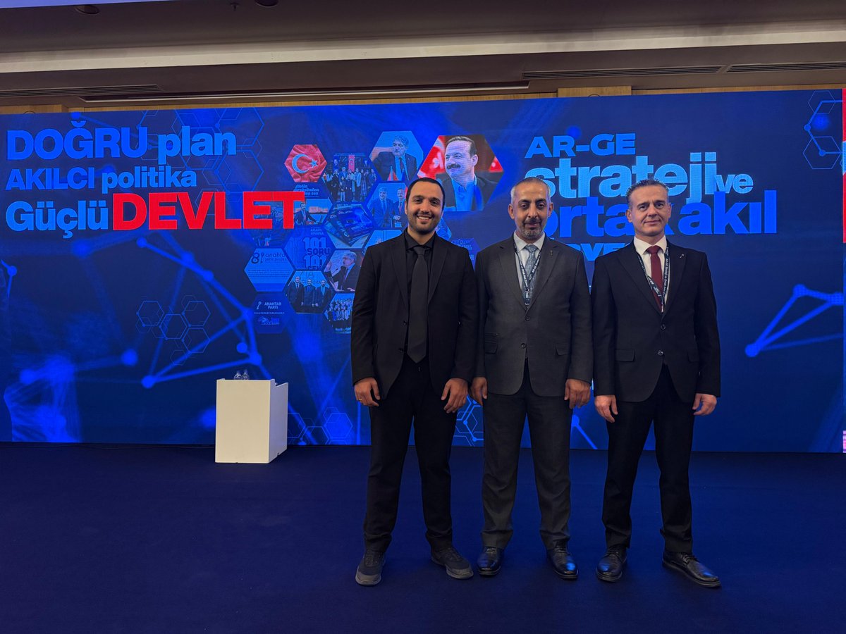 burakaytekin_23's tweet photo. GÖRÜNENLER KADAR GÖRÜNMEYENLER DE VARDI

AR-GE Strateji ve Ortak Akıl Zirvemiz geride kaldı. Salondaki programlar iki gün sürdü; ancak bu zirvenin hazırlığı aylarca devam etti.

Türkiye’nin farklı şehirlerinden gelerek emek veren Ahmet Kaplan, Onurhan Nebioğlu, Aslıhan Durmaz Şentürk, Yusuf İzzettin Özdemir, Önder Aytekin, Yavuz Kürüm ve Osman Taşdemiroğlu başta olmak üzere; ismi burada tek tek yer almayan yaklaşık 15 kişilik Dijital Altyapı ve Yayın Geliştirme Birimi ekibimize gönülden teşekkür ediyorum.

Gecenin ilerleyen saatlerine kadar süren toplantılar, sabahın ilk ışıklarına kadar devam eden hazırlıklar, son dakika düzenlemeleri, yayınlar, tasarımlar, teknik altyapılar ve sayısız detay… Bazen yorulduk, bazen telaşlandık, bazen aynı sorunu defalarca çözmeye çalıştık. Ama çoğu zaman güldük.

Çünkü bizi gülümseten şey, ülkemizin geleceği için emek verdiğimizi bilmekti. Bizi dinç tutan, Genel Başkanımız Sayın Yavuz Ağıralioğlu’nun ortaya koyduğu hedeflere duyduğumuz güvendi. Bizi her defasında yeniden çalışmaya sevk eden ise Genel Başkan Yardımcımız, AR-GE ve Parti İçi Eğitim Okulu Başkanımız Prof. Dr. Özcan Güngör’ün bizlere duyduğu güven, desteği ve liderliğiydi.

Ayrıca süreç boyunca desteklerini her zaman yanımızda hissettiğimiz AR-GE Başkan Yardımcılarımız Abdullah Gevher’e, Abdullah Sivari’ye, Lütfü Çeliktaş’a ve Mehmet Altıngöz’e de teşekkür ediyorum. Görev alanlarımız farklı olsa da aynı hedefe yürüdüğümüzü bu süreçte bir kez daha gördük.

Ve son bir teşekkür…

Aylar boyunca bu yoğun temponun, bitmeyen toplantıların, gece yarılarını aşan çalışmaların ve sabahın ilk ışıklarına kadar süren hazırlıkların en yakın şahidi olan eşim Büşra Aytekin’e ve evimizin küçük üyesine ayrıca teşekkür etmek istiyorum.

Hazırladığımız birçok çalışmada görsel estetik konusundaki katkılarıyla çalışmalarımıza değer katan, en yorulduğum anlarda bile sabırla destek olan ve çoğu zaman benim göremediğim ayrıntıları fark ederek işlerimizi daha nitelikli hale getiren sessiz ama çok kıymetli bir emek verdi. Kıymetli eşimin, sabrını ve desteğini bu çalışmaların arkasında hissetmek ise bana güç verdi.

Zirvede DAYGE'yi temsilen sahnede yalnızca ben yer aldım. Ancak bu, tamamen programın ve zamanın kısıtlı olmasından kaynaklandı. Sunumda anlatılan her çalışmanın, geliştirilen her projenin ve ortaya konulan her başarının arkasında bu büyük ekibin emeği, fikri ve alın teri vardı.

Bazı insanlar sahnede görünür, bazıları ise perde arkasında bir çalışmanın ruhunu inşa eder. Bu zirvede ortaya çıkan her değerde, her sunumda ve her başarıda sizlerin izi var.

İyi ki varsınız. İyi ki aynı hedefe yürüdüğümüz yol arkadaşlarımsınız. 🇹🇷