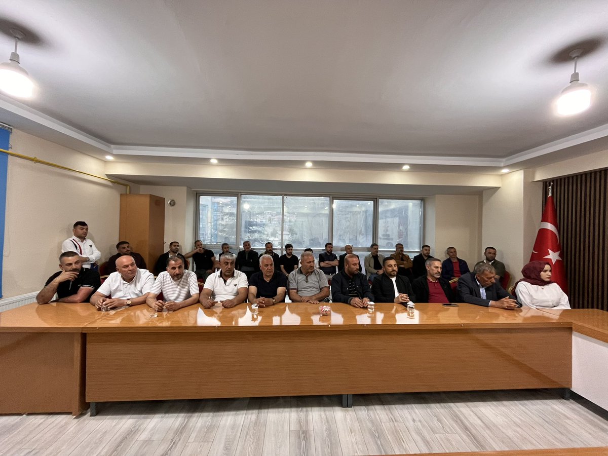 akpartitatvan13's tweet photo. 📍 AK Parti Tatvan İlçe Başkanlığı

İlçe Başkanımız Sayın @Erhanayz13 ’ın başkanlığında; yönetim kurulu üyelerimiz ve mahalle başkanlarımızın katılımıyla haftalık istişare ve değerlendirme toplantımızı gerçekleştirdik.

Toplantımızda teşkilat çalışmalarımızı değerlendirerek önümüzdeki döneme ilişkin planlamalarda bulunduk.

Alınan kararların ilçemiz ve teşkilatımız adına hayırlara vesile olmasını temenni ediyoruz.