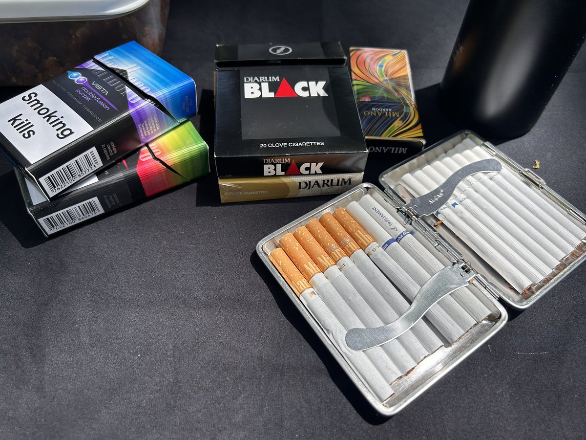 jefichihiro's tweet photo. when i said i was a cigarette expert, the inside of my bag https://t.co/nltcCRA2DV
