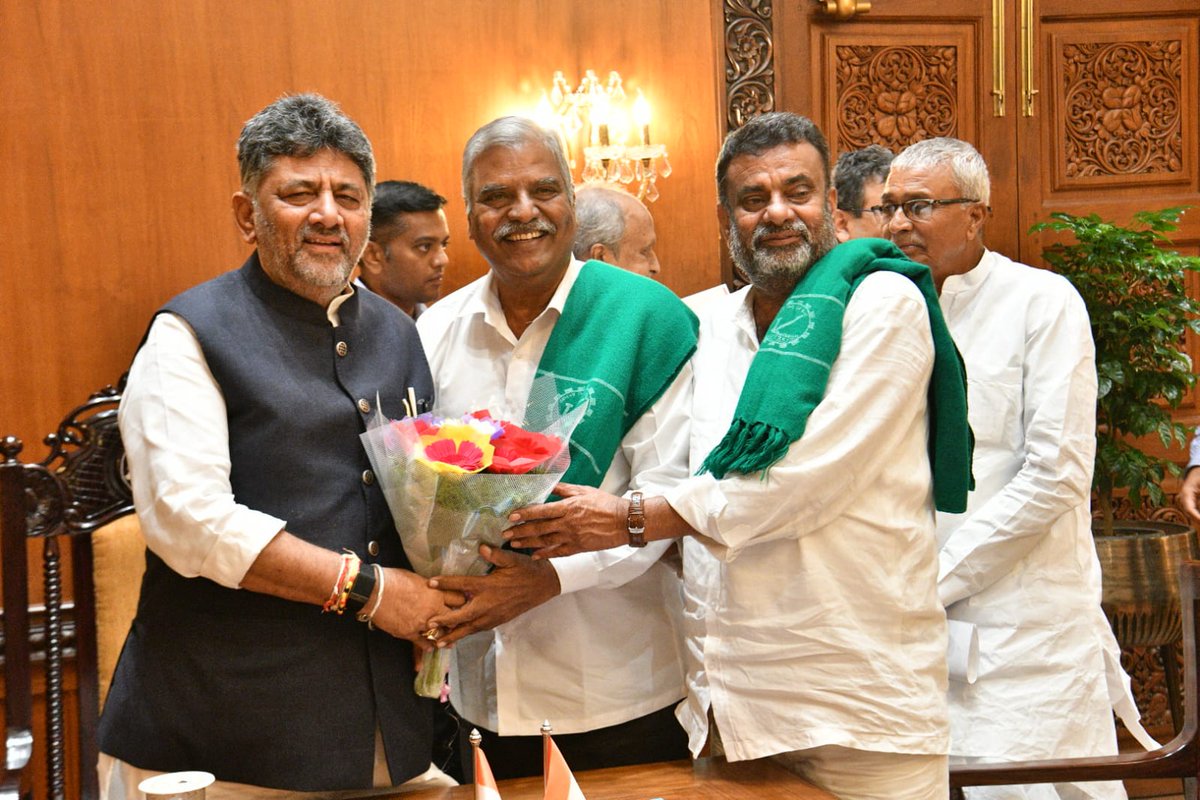 CMofKarnataka's tweet photo. ರಾಜ್ಯ ರೈತ ಸಂಘದ ಅಧ್ಯಕ್ಷರಾದ ಬಡಗಲಪುರ ನಾಗೇಂದ್ರ ಹಾಗೂ ಗೌರವಾಧ್ಯಕ್ಷರಾದ ಚಾಮರಸ ಮಾಲೀ ಪಾಟೀಲ್ ಅವರು ಮುಖ್ಯಮಂತ್ರಿ ಶ್ರೀ @DKShivakumar ಅವರನ್ನು ವಿಧಾನಸೌಧದ ಕಚೇರಿಯಲ್ಲಿ ಭೇಟಿ ಮಾಡಿ, ಅಭಿನಂದಿಸಿದರು.

ಈ ವೇಳೆ ರಾಜ್ಯ ಸರ್ಕಾರವು ರೈತರ ಪರವಾಗಿದ್ದು, ರೈತ ಕಲ್ಯಾಣ ಕಾರ್ಯಕ್ರಮಗಳಿಗೆ ಇನ್ನಷ್ಟು ಆದ್ಯತೆ ಮತ್ತು ಅನುದಾನ ನೀಡುವುದಾಗಿ ಮುಖ್ಯಮಂತ್ರಿಗಳು ತಿಳಿಸಿದರು.