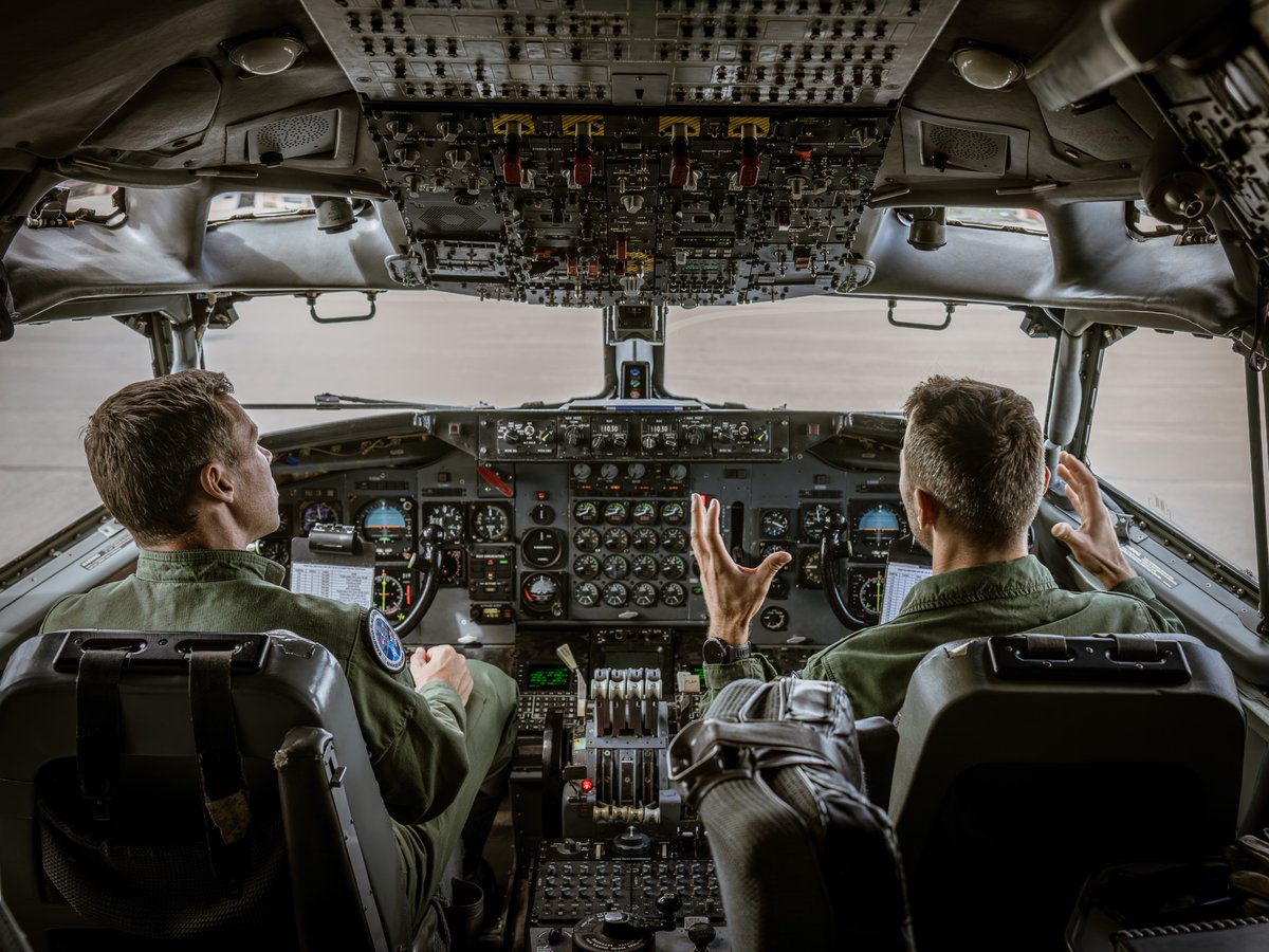 Armee_de_lair's tweet photo. Two pilots. Two🇪🇺astronauts. One shared operational mindset. During ���NATO’s largest air exercise Ramstein Flag 26, @Arno_astro and @astro_marcus met in Kallax.
A symbol of the deep, trust-based relationship between 🇸🇪 and 🇫🇷, united by common interests in defence and innovation. https://t.co/JM90wTQd1m