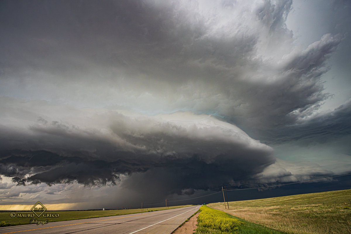 Stormchaserit's tweet photo. Here are a few shots from yesterday's chase June 8, 2026. We intercepted a beautiful tornado-warned supercell near Limon, Colorado.
#StormChasing #COwx #LimonCO #ColoradoWeather #Supercell #SevereWeather https://t.co/9mOaNAgfOK