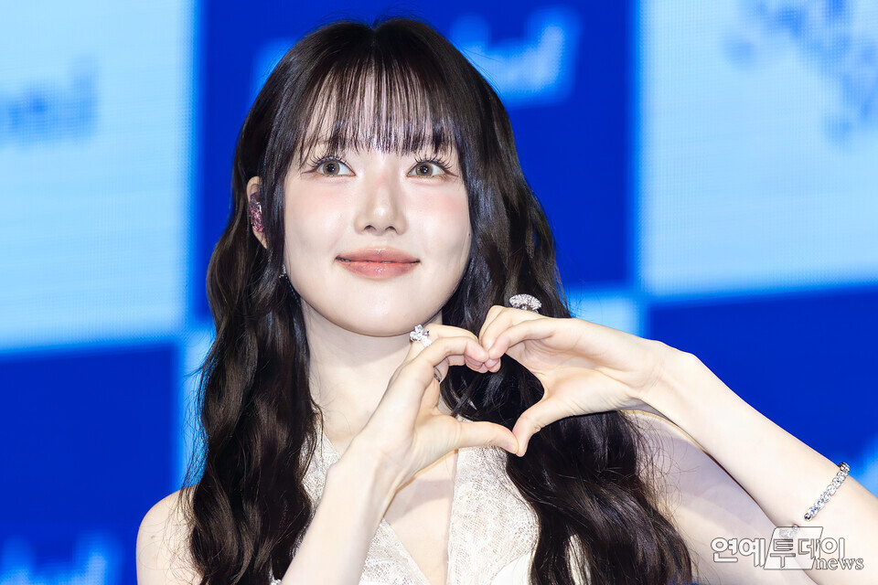 tvj2000's tweet photo. [today포토] #예린 #YERIN , '은하수 눈망울' #조각별 #REACH_YOU 쇼케이스
📸 https://t.co/3UStiPBxLu https://t.co/mFIvN82tF4
