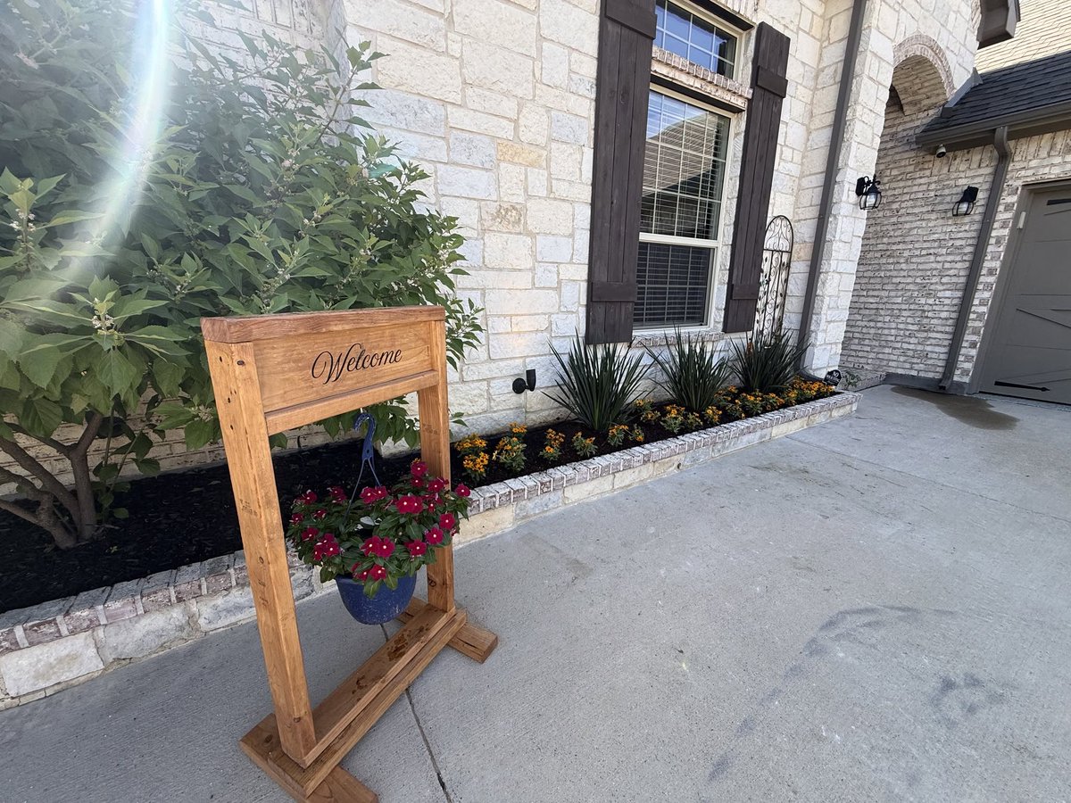 lwlandscapingtx's tweet photo. Fresh landscaping install completed 🌿

Custom stone borders, fresh mulch, colorful flowers, clean sod, and backyard enhancements;  another outdoor space transformed by LW Landscaping.

#Landscaping #CurbAppeal #OutdoorLiving #TexasLandscaping #LawnCare https://t.co/RcFhkDgIUa