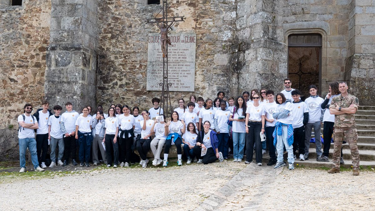 1er_RTP's tweet photo. 🇫🇷 Accompagnés par le 1er RTP, les élèves de la classe de défense du collège Montesquieu ont visité Oradour-sur-Glane, Les Invalides et Verdun.

Un parcours mémoriel pour transmettre l'histoire, comprendre le sens de l'engagement et devenir à leur tour porteurs de cette mémoire ! https://t.co/tsHd6aFqdW