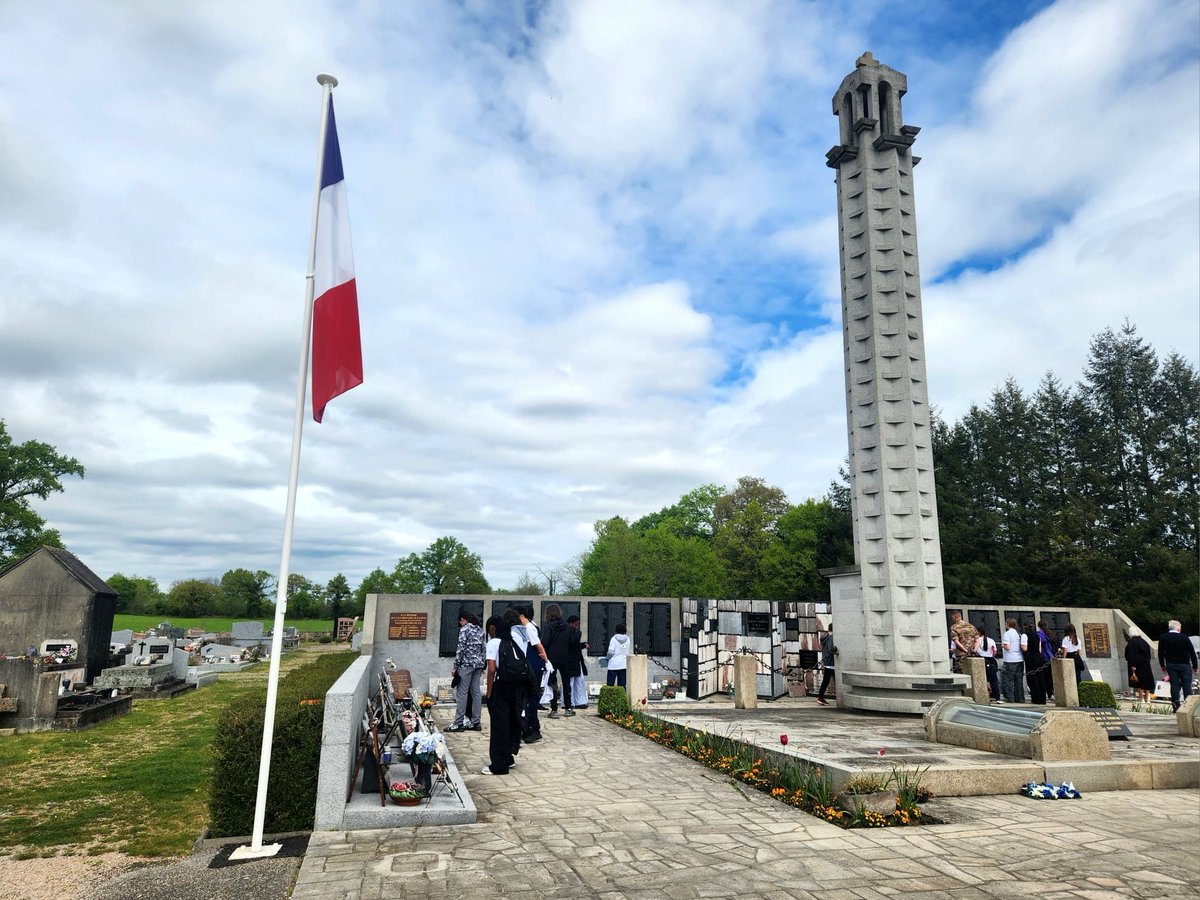 1er_RTP's tweet photo. 🇫🇷 Accompagnés par le 1er RTP, les élèves de la classe de défense du collège Montesquieu ont visité Oradour-sur-Glane, Les Invalides et Verdun.

Un parcours mémoriel pour transmettre l'histoire, comprendre le sens de l'engagement et devenir à leur tour porteurs de cette mémoire ! https://t.co/tsHd6aFqdW