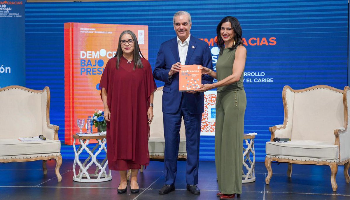 almudenaf's tweet photo. Lanzamos #DemocraciasBajoPresión en Rep. Dominicana. 

Fue el primer lanzamiento del informe en el Caribe, una subregión con fortalezas democráticas específicas y desafíos que merecen un análisis propio.

Gracias al pdte. Luis Abinader por recibirnos y el espacio para el debate. https://t.co/pIZFxn3sB0