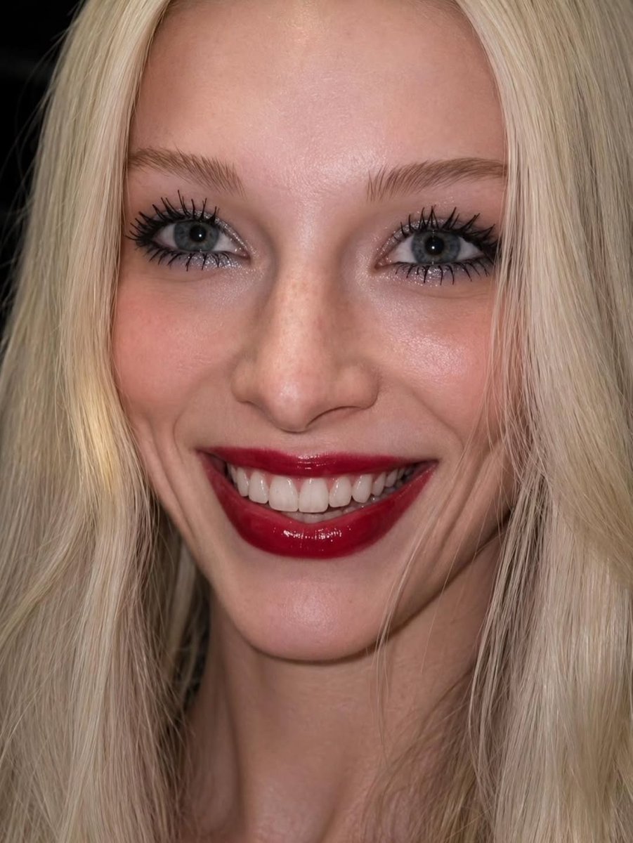 addictionfemme's tweet photo. hunter schafer is UNREAL https://t.co/RK1T4kb6aW