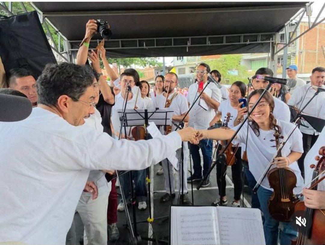 philoangart's tweet photo. LA GRANDEZA DE IVAN CEPEDA EN UN GESTO VEHEMENTE SALUDANDO A LOS MÚSICOS DEL CACEROLAZO SINFONICO EN CALI. DEMOSTÓ RESPETO Y AMOR POR LA CULTURA Y EL ARTE. EL CAMINO DE LA EDUCACIÓN ES LO QUE CORRESPONDE PARA LA EVOLUCION DE COLOMBIA Y SU PUEBLO. 
@juanoviedoarr @CamiloRomero https://t.co/Z1mgzLGj46