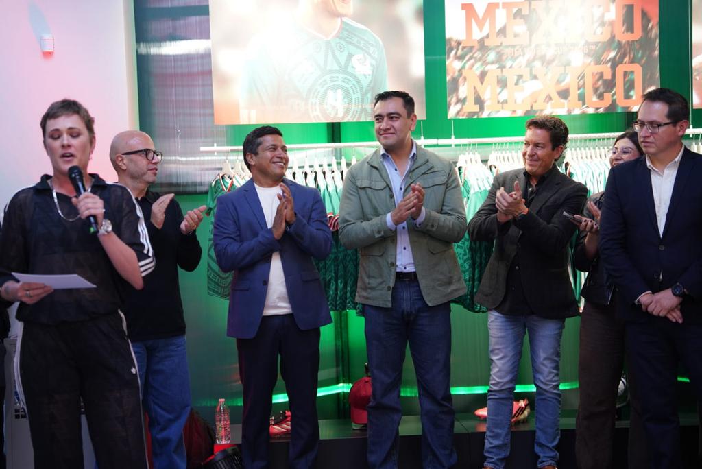 cesar_m_garrido's tweet photo. Celebramos la reapertura de Adidas en Alejandro Dumas, una acción que suma empleos, inversión y más espacios para acercar el deporte a nuestra comunidad. ⚽🏀🏃‍♀️

#Deporte #Adidas #MiguelHidalgo https://t.co/UQLW4vroyG