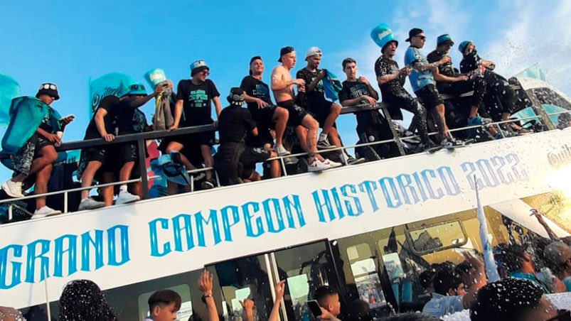 agoscenTno's tweet photo. "Un torneo de B nacional" *procede a ponerse campeón HISTÓRICO por lo mismo* 😂🤏🏻 https://t.co/m7HbNeheyF