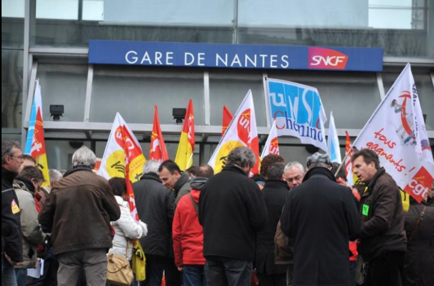 oundabou's tweet photo. Grève du 10 juin :

Je vais avoir un avis peu populaire dans le microcosme du ferrovaire, mais tant pis.

La réalité économique a fini par rattraper le ferroviaire?

L'ouverture à la concurrence a obligé la SNCF à sortir progressivement de décennies d'instrumentalisation politique contre le bon sens économique.

La « casse sociale » dénoncée aujourd'hui correspond souvent à un alignement sur les standards du secteur privé. Je ne parle pas des avantages visibles comme la gratuité des transports, mais de sujets plus lourds : organisation du travail, productivité ou encore régime de retraite.

Ce n'est d'ailleurs pas un hasard si des filiales du groupe SNCF comme Keolis ou Geodis affichent des résultats solides, tandis que certaines structures historiques restent confrontées à des difficultés récurrentes.

SNCF Voyageurs reste confrontée à un empilement de normes et à des enjeux de productivité régulièrement soulignés dans les comparaisons européennes. 
SNCF Réseau, souvent oublié du public, a quant à lui longtemps servi d'amortisseur aux politiques publiques d'aménagement du territoire, en supportant une partie du coût de dessertes insuffisamment financées, au détriment de ses capacités d'investissement.

On ne peut pas nier que le système ferroviaire français fait face à des difficultés structurelles, dont une partie a été documentée à plusieurs reprises par la Cour des comptes.

Est-ce la faute des cheminots ? Des syndicats ? Évidemment que non.

Le véritable problème est sans doute l'absence de transparence sur le diagnostic et les choix stratégiques. 
Pendant des années, les difficultés ont été reportées ou masquées. Aujourd'hui, le réveil est brutal et l'entreprise peine à expliquer clairement la situation à ses agents.

Cela crée de l'incompréhension, de la frustration et de la colère. C'est humain.

Pourtant, l'entreprise a encore les moyens de rebondir et même de conquérir de nouvelles opportunités. Elle possède une force que peu d'entreprises privées peuvent revendiquer : l'esprit de groupe et l'engagement de ses cheminots.

Mais le ferroviaire ne peut pas s'affranchir des réalités économiques. Refuser toute évolution, c'est accepter l'immobilisme.

Et il n'y a que les morts qui restent immobiles.

Et personnellement je n'ai pas envie de voir cette entreprise mourir.