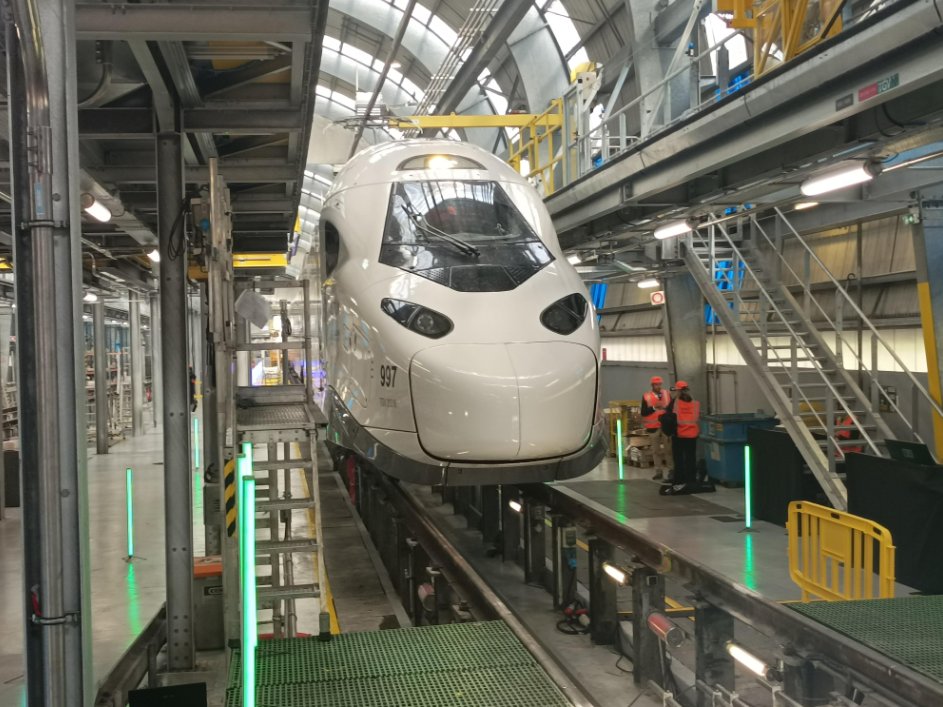oundabou's tweet photo. Grève du 10 juin :

Je vais avoir un avis peu populaire dans le microcosme du ferrovaire, mais tant pis.

La réalité économique a fini par rattraper le ferroviaire?

L'ouverture à la concurrence a obligé la SNCF à sortir progressivement de décennies d'instrumentalisation politique contre le bon sens économique.

La « casse sociale » dénoncée aujourd'hui correspond souvent à un alignement sur les standards du secteur privé. Je ne parle pas des avantages visibles comme la gratuité des transports, mais de sujets plus lourds : organisation du travail, productivité ou encore régime de retraite.

Ce n'est d'ailleurs pas un hasard si des filiales du groupe SNCF comme Keolis ou Geodis affichent des résultats solides, tandis que certaines structures historiques restent confrontées à des difficultés récurrentes.

SNCF Voyageurs reste confrontée à un empilement de normes et à des enjeux de productivité régulièrement soulignés dans les comparaisons européennes. 
SNCF Réseau, souvent oublié du public, a quant à lui longtemps servi d'amortisseur aux politiques publiques d'aménagement du territoire, en supportant une partie du coût de dessertes insuffisamment financées, au détriment de ses capacités d'investissement.

On ne peut pas nier que le système ferroviaire français fait face à des difficultés structurelles, dont une partie a été documentée à plusieurs reprises par la Cour des comptes.

Est-ce la faute des cheminots ? Des syndicats ? Évidemment que non.

Le véritable problème est sans doute l'absence de transparence sur le diagnostic et les choix stratégiques. 
Pendant des années, les difficultés ont été reportées ou masquées. Aujourd'hui, le réveil est brutal et l'entreprise peine à expliquer clairement la situation à ses agents.

Cela crée de l'incompréhension, de la frustration et de la colère. C'est humain.

Pourtant, l'entreprise a encore les moyens de rebondir et même de conquérir de nouvelles opportunités. Elle possède une force que peu d'entreprises privées peuvent revendiquer : l'esprit de groupe et l'engagement de ses cheminots.

Mais le ferroviaire ne peut pas s'affranchir des réalités économiques. Refuser toute évolution, c'est accepter l'immobilisme.

Et il n'y a que les morts qui restent immobiles.

Et personnellement je n'ai pas envie de voir cette entreprise mourir.