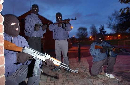 BROKENBRITAIN0's tweet photo. I’ve just heard paramilitaries are now ready to get involved in tonight’s protests in Belfast and across Northern Ireland 

Now, there’s some people you really don’t want to piss off….. https://t.co/wTaoICzb9j