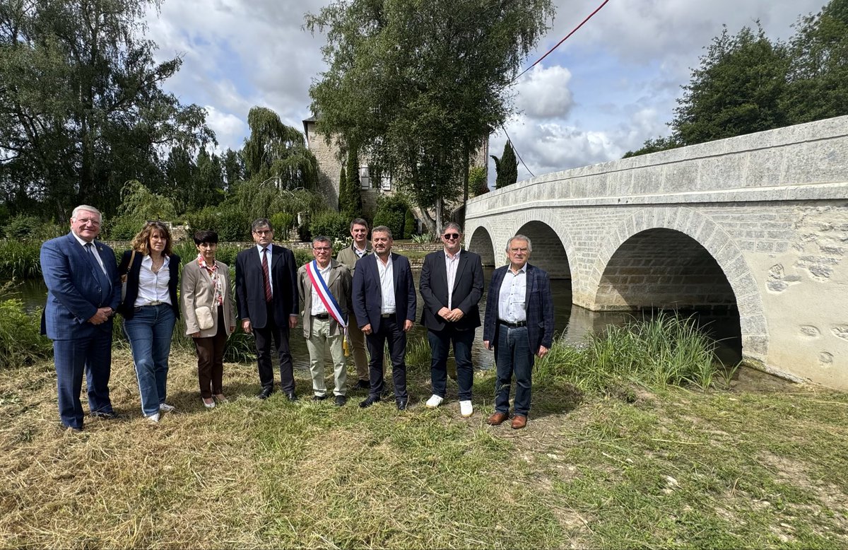 AlainPichon86's tweet photo. ✂️ Le pont de Val de Comporté financé par le @departement86 est inauguré ! 

👉 Entretenir nos routes et nos ouvrages d’art, c’est défendre l’équité territoriale, sécuriser les déplacements et soutenir la vie locale.

🙏 Merci à Lydie Noirault et Jean-Olivier Geoffroy. https://t.co/d4QTity3pc