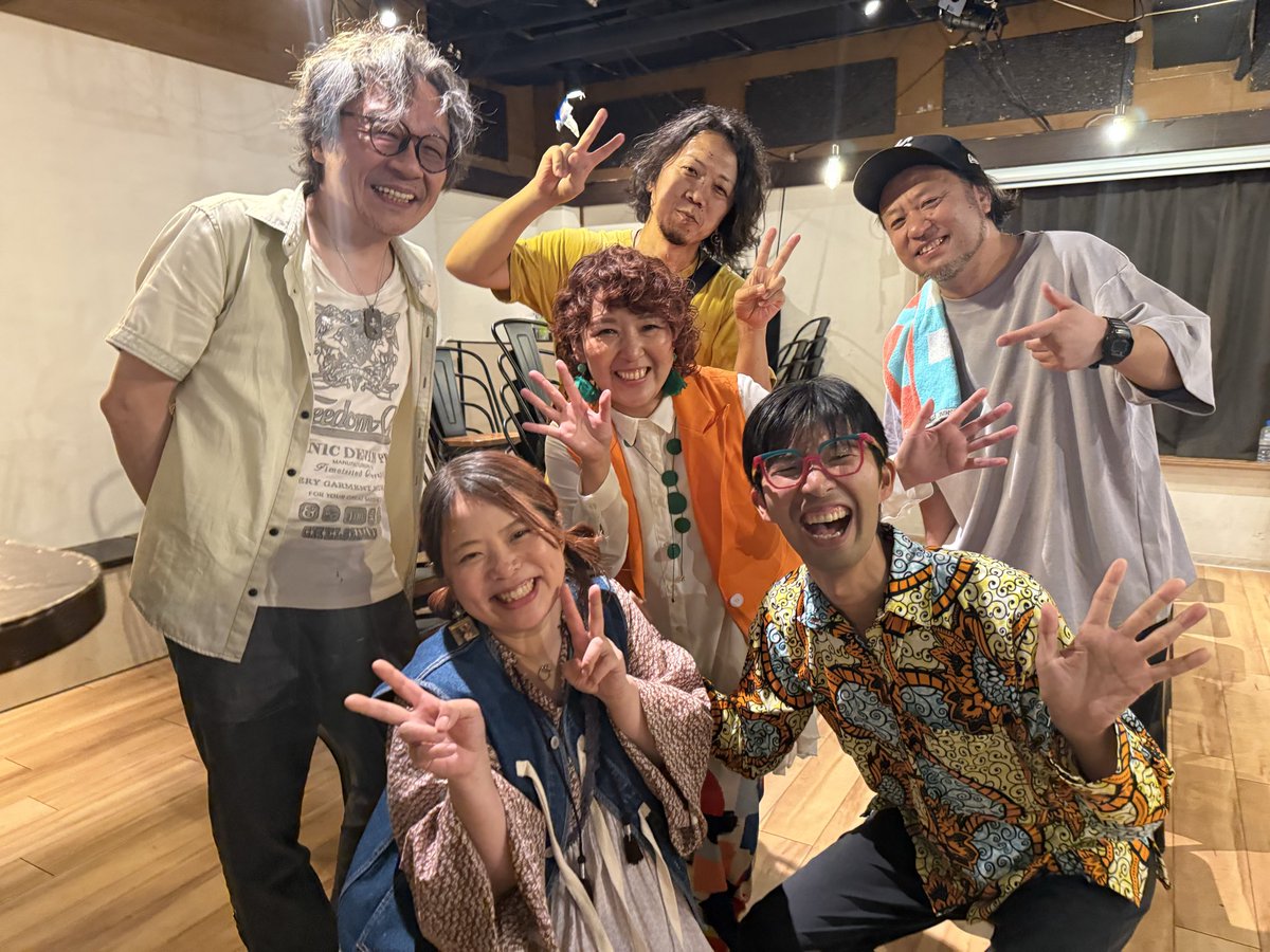 africazu's tweet photo. アキちゃんのバースデーワンマンライブ

アキイチコちゃんのバンドメンバーと
チャゲアスや松山千春のベースのえみさんに、りつフラワーちゃんまで✨ https://t.co/1c65GRLslK
