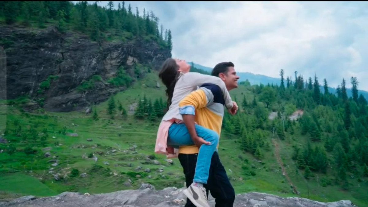 LostInChaos22's tweet photo. The piggy back ride, the lift and the swirl is fabulous 🥰🧿#MrAndMrsParshuram #ShivAlini https://t.co/QmAfQ5eoDz