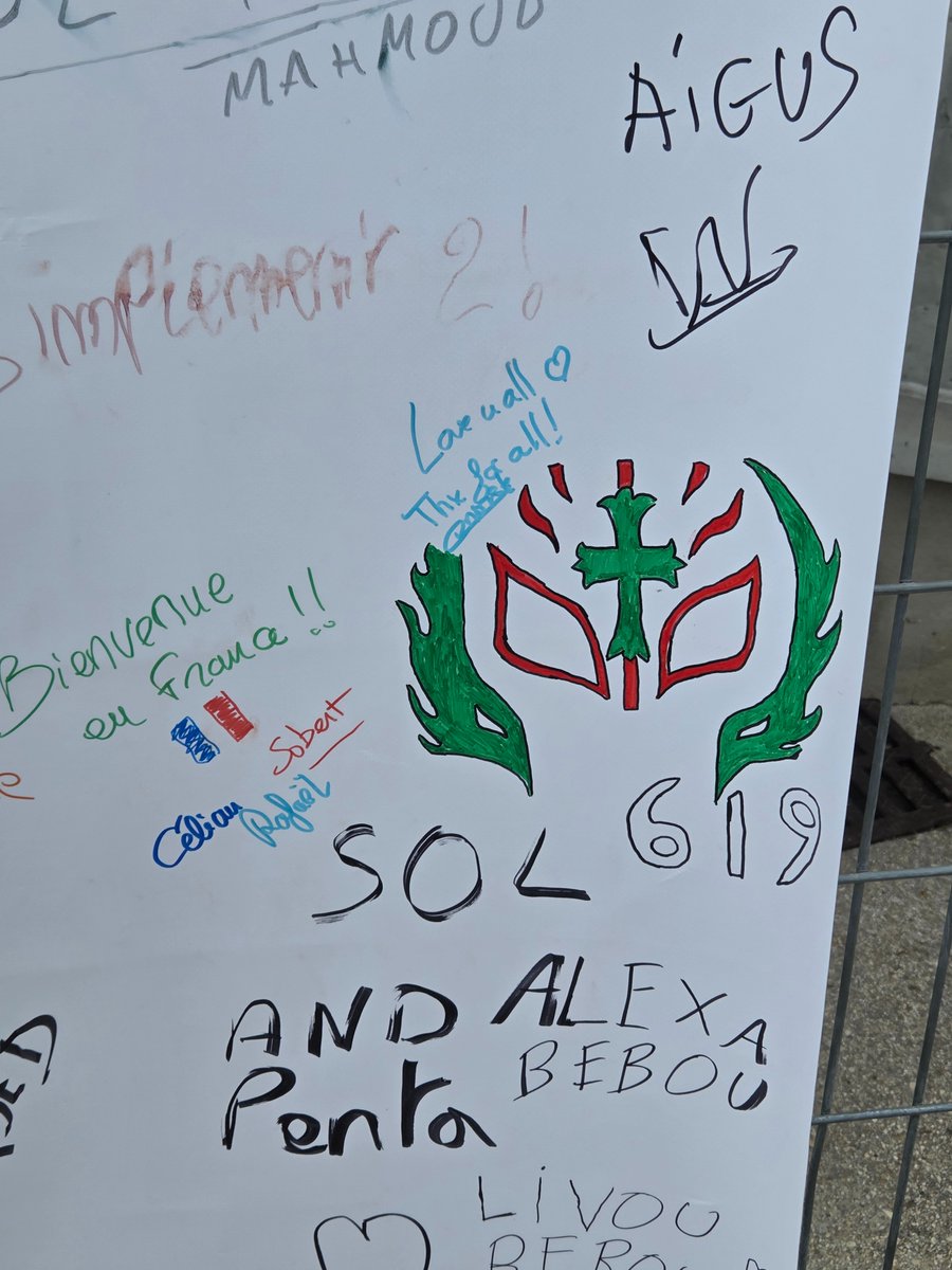 s0bert's tweet photo. Un hommage a Rey Mysterio rendu par une fan (c'est pas de moi mais je sais qu'elle y a mis du ❤️)

@LaHierarchie
 
@WWEFrance
 
@WWE
 #wweraw Paris (1/3) https://t.co/mmCAC5DkAX