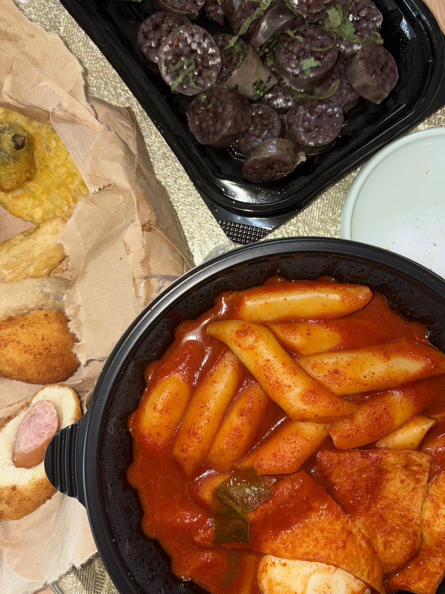 25ddon's tweet photo. 오랜만에 떡튀순 ‼️
촉촉한 핫도그 떡볶이 국물에 찍어먹는게 진짜 너무 맛있어🫪 https://t.co/ZEh4kaUb80