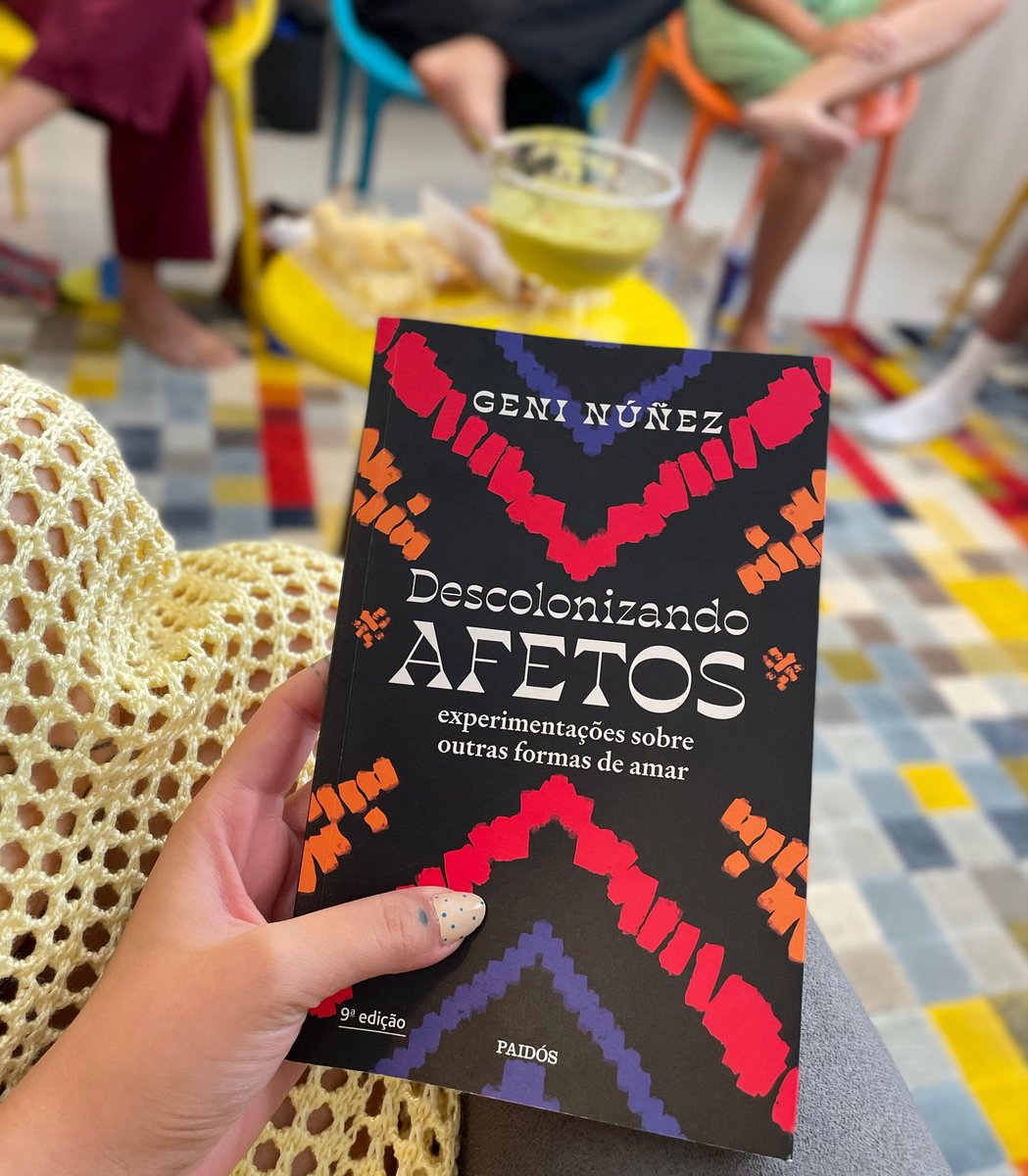 allegoricapsi's tweet photo. encontro de abril: encerramos o ciclo 1 do clube do livro com descolonizando afetos, de Geni Núñez. uma conversa sobre amor, relações e os modos como aprendemos a existir, que terminou deixando mais perguntas do que respostas - e talvez esse seja justamente o seu valor. ❤️‍🔥 https://t.co/bs2KKiXRZX