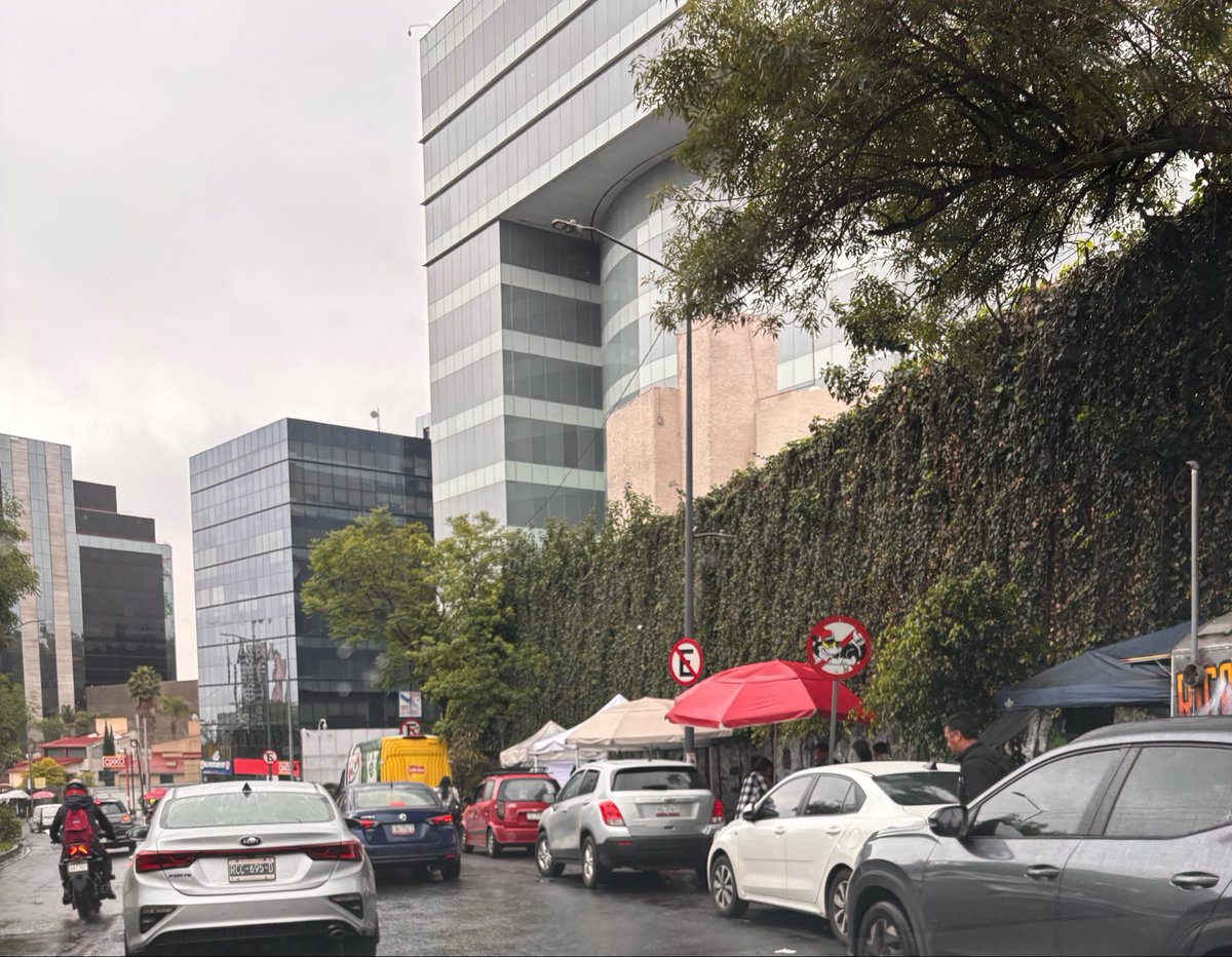 ichiric's tweet photo. @UCS_GCDMX @telediario @PabloVazC @MVSNoticias @ClaraBrugadaM @OVIALCDMX @TransitoCdMx @Gabyosoriohdz @TlalpanAl @adn40 @Reforma Picacho-Ajusco en Tlalpan esq. pico turquino, los vehículos estacionados en lugares prohibidos ocasionan que te tardes 1 hora para llegar a periférico https://t.co/a75bK61YXN