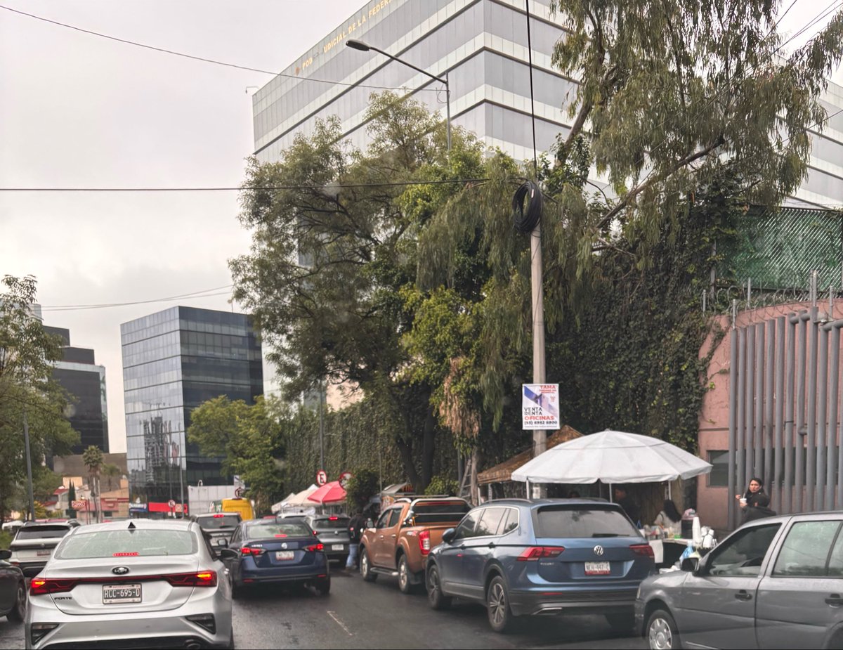 ichiric's tweet photo. @UCS_GCDMX @telediario @PabloVazC @MVSNoticias @ClaraBrugadaM @OVIALCDMX @TransitoCdMx @Gabyosoriohdz @TlalpanAl @adn40 @Reforma Picacho-Ajusco en Tlalpan esq. pico turquino, los vehículos estacionados en lugares prohibidos ocasionan que te tardes 1 hora para llegar a periférico https://t.co/a75bK61YXN