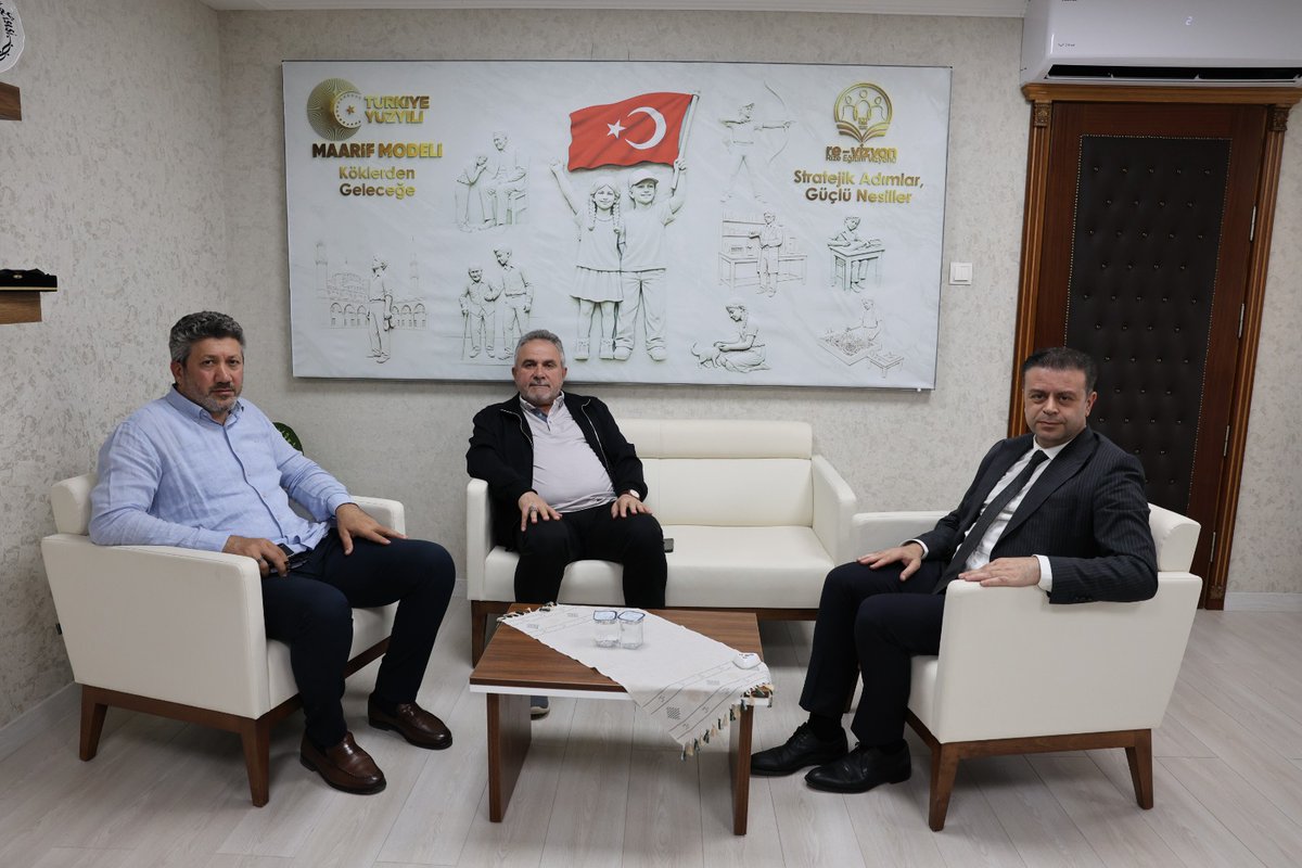 RizeMem53's tweet photo. 📍 Rize İl Millî Eğitim Müdürlüğü
Cumhurbaşkanı Başdanışmanı Sayın Ahmet Minder, İl Millî Eğitim Müdürümüz Halil İbrahim Akmeşe'yi makamında ziyaret ederek bir süre sohbet etti. 

✅Eğitim gündemine dair istişarelerin yapıldığı ziyarete, Güneysu Belediye Başkanı Rıfat Özer de eşlik etti. İl Millî Eğitim Müdürümüz Halil İbrahim Akmeşe, nazik ziyaretleri ve eğitime destekleri dolayısıyla konuklarına teşekkürlerini iletti.
@tcmeb @Yusuf__Tekin @RizeVali @akmeseibrahim